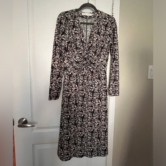[M] Women’s Long Sleeve Dress, tea-length black cream v-neck stretchy flowy - Picture 1 of 9